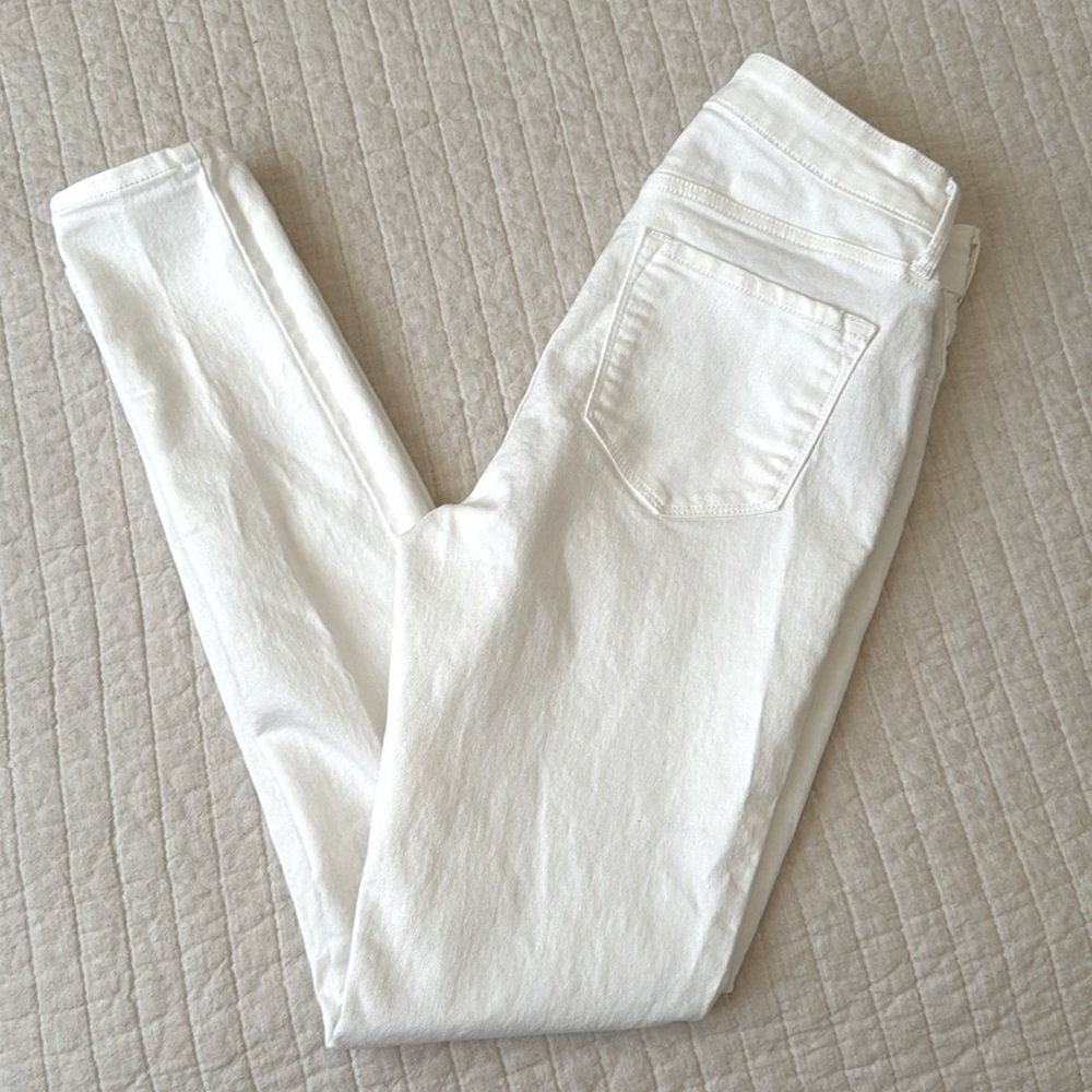 Old Navy White Skinny Jeans - Mid Rise size 2